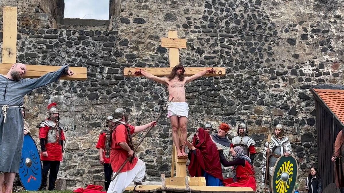 Na hradě Lipý znovu ukřižovali Krista. Tradice trvá už 20 let